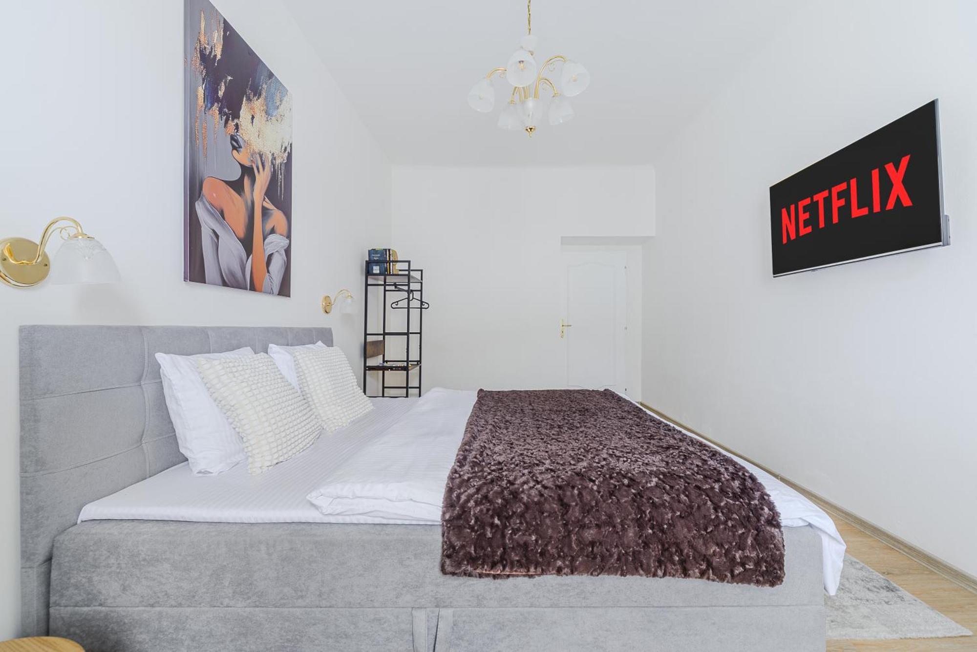 With 3 Bedroom For Family Apartment *